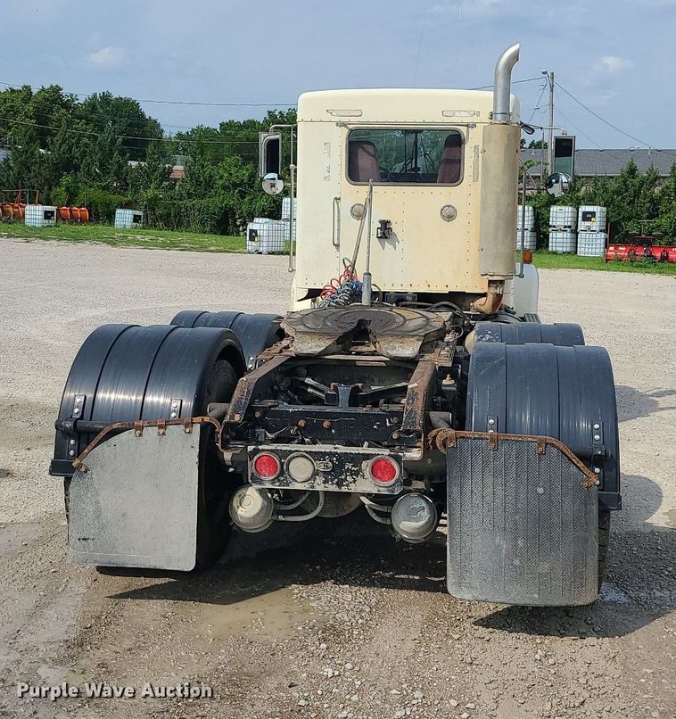 image for item MG9586 1999 Kenworth T800  semi truck