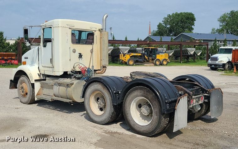 image for item MG9586 1999 Kenworth T800  semi truck