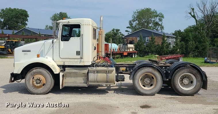 image for item MG9586 1999 Kenworth T800  semi truck