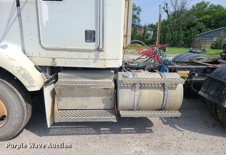 image for item MG9586 1999 Kenworth T800  semi truck