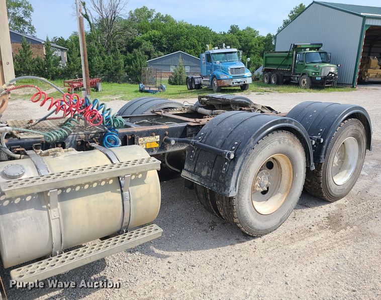 image for item MG9586 1999 Kenworth T800  semi truck