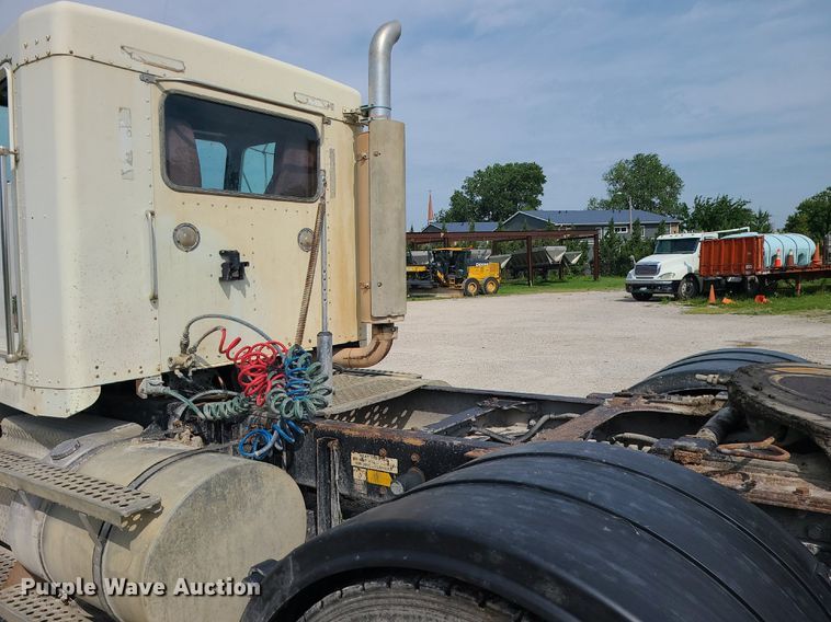 image for item MG9586 1999 Kenworth T800  semi truck