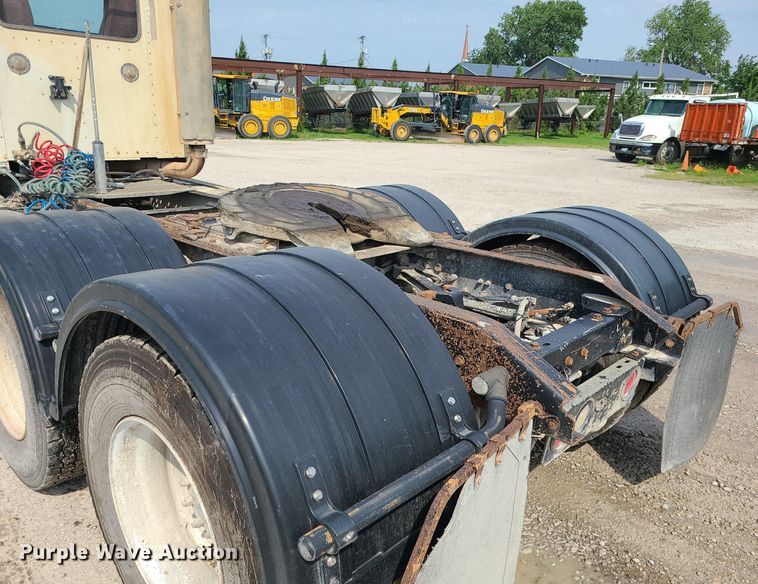 image for item MG9586 1999 Kenworth T800  semi truck