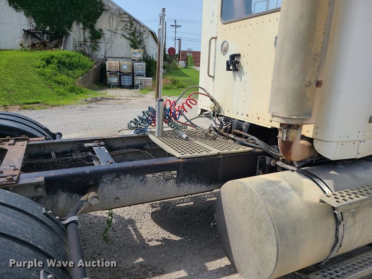 image for item MG9586 1999 Kenworth T800  semi truck