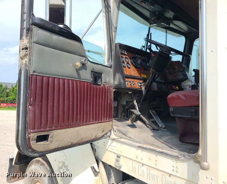 image for item MG9586 1999 Kenworth T800  semi truck