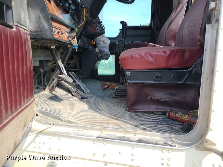 image for item MG9586 1999 Kenworth T800  semi truck