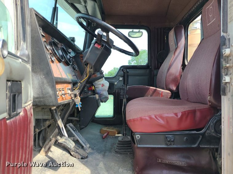 image for item MG9586 1999 Kenworth T800  semi truck