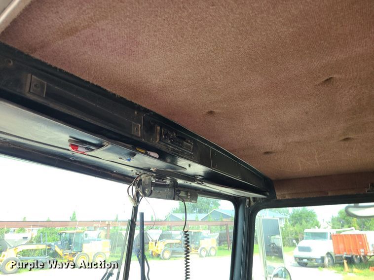 image for item MG9586 1999 Kenworth T800  semi truck