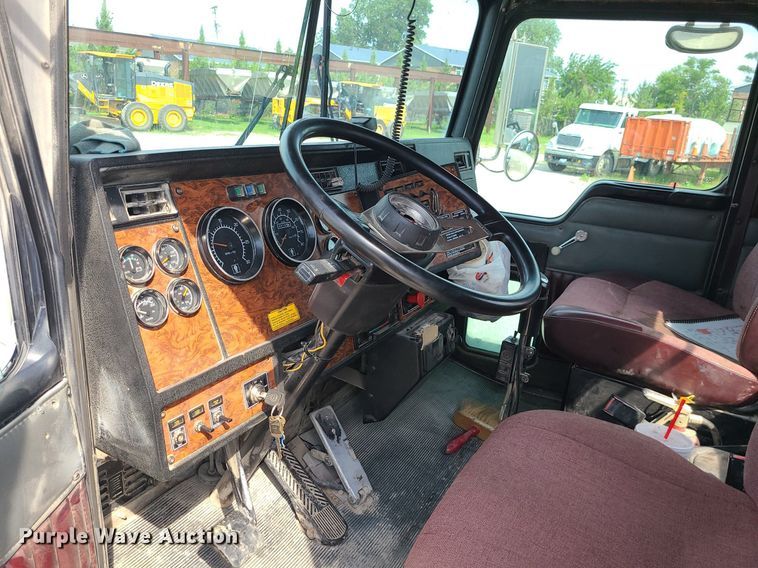 image for item MG9586 1999 Kenworth T800  semi truck