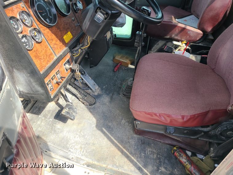 image for item MG9586 1999 Kenworth T800  semi truck