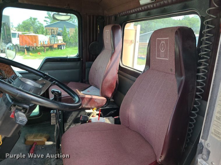 image for item MG9586 1999 Kenworth T800  semi truck