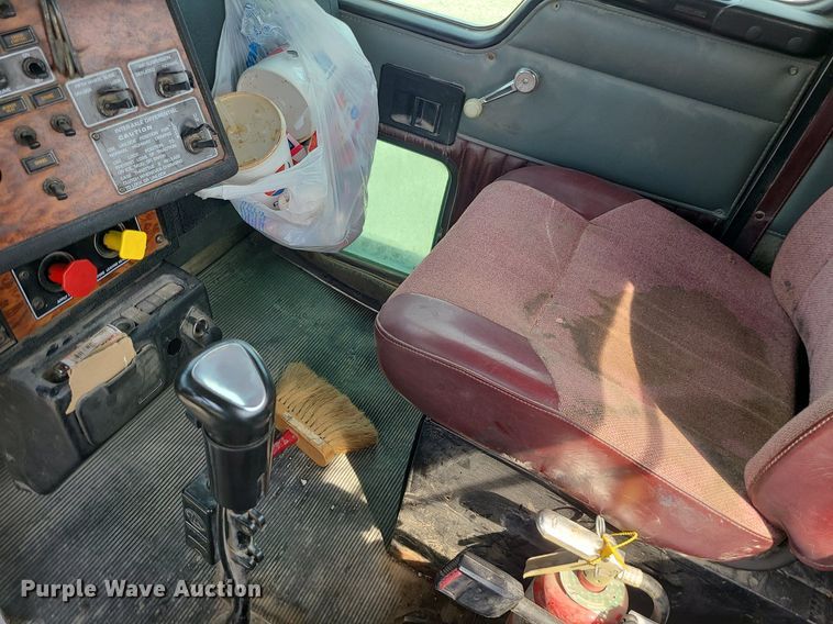 image for item MG9586 1999 Kenworth T800  semi truck