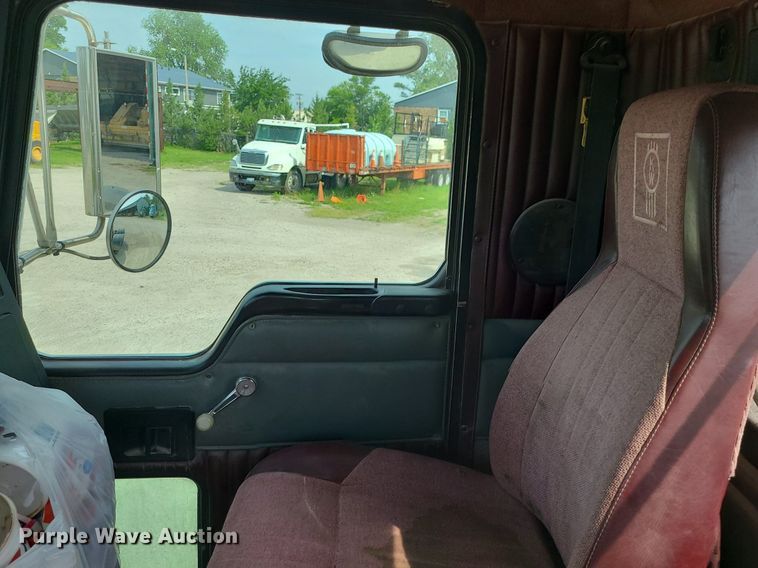 image for item MG9586 1999 Kenworth T800  semi truck