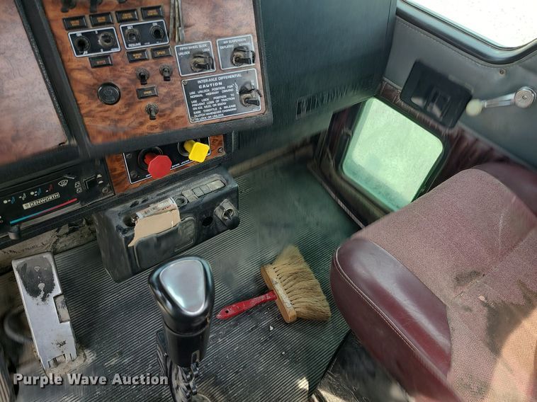 image for item MG9586 1999 Kenworth T800  semi truck