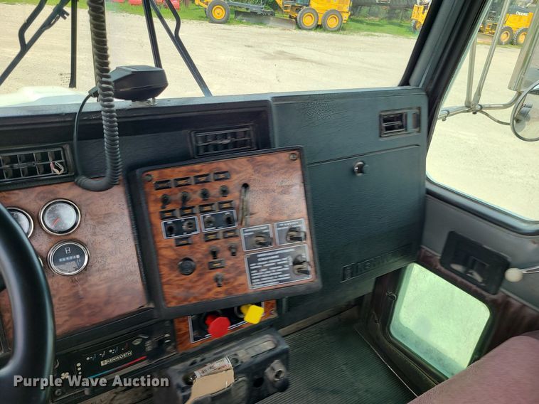 image for item MG9586 1999 Kenworth T800  semi truck