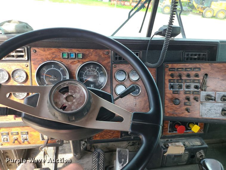 image for item MG9586 1999 Kenworth T800  semi truck