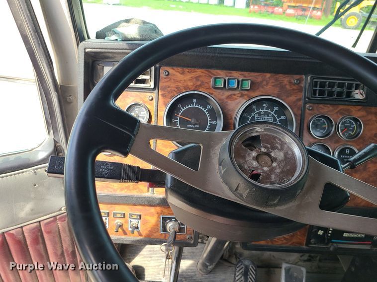 image for item MG9586 1999 Kenworth T800  semi truck