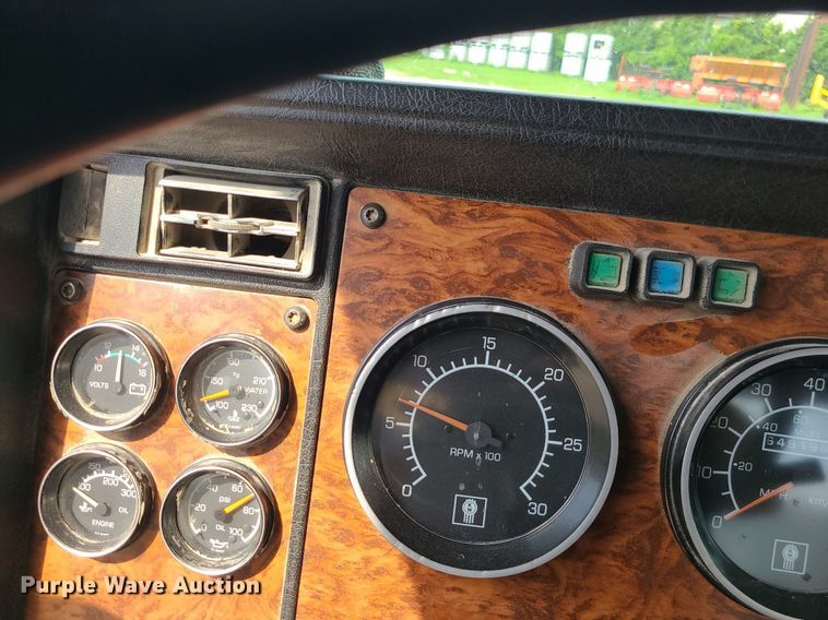 image for item MG9586 1999 Kenworth T800  semi truck