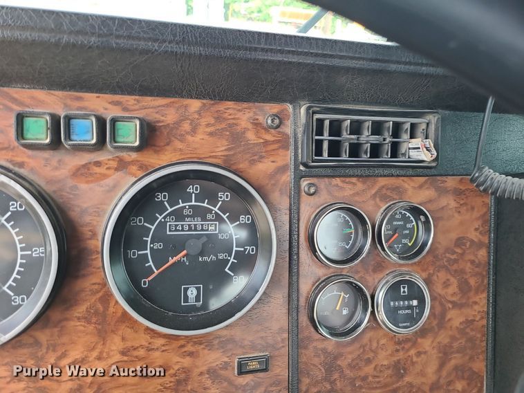 image for item MG9586 1999 Kenworth T800  semi truck