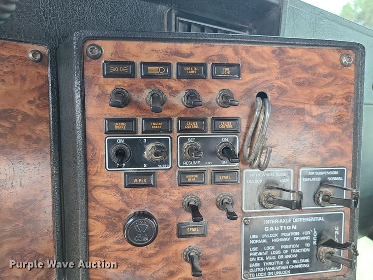 image for item MG9586 1999 Kenworth T800  semi truck