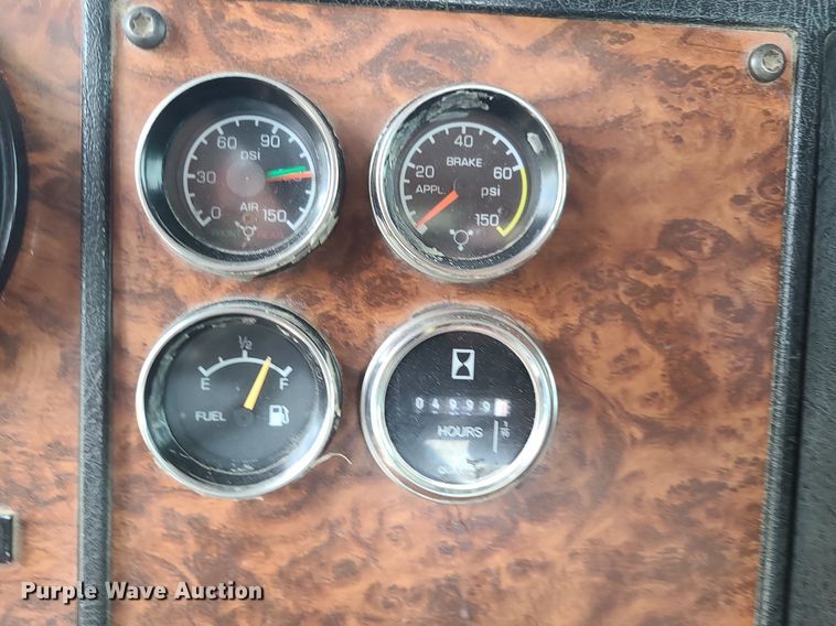 image for item MG9586 1999 Kenworth T800  semi truck