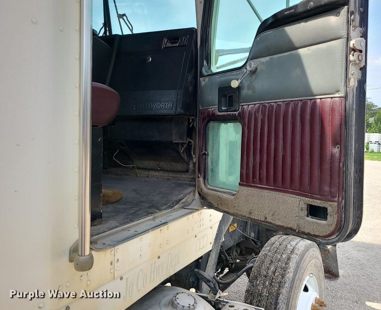 image for item MG9586 1999 Kenworth T800  semi truck