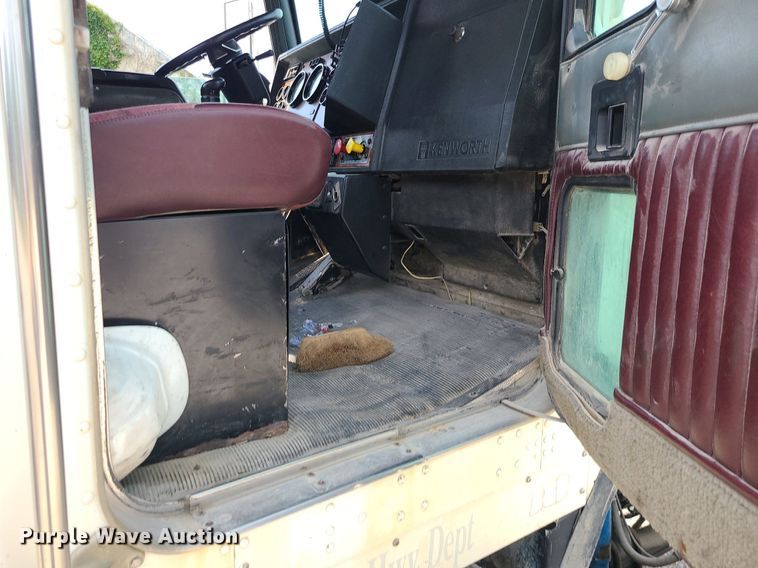 image for item MG9586 1999 Kenworth T800  semi truck