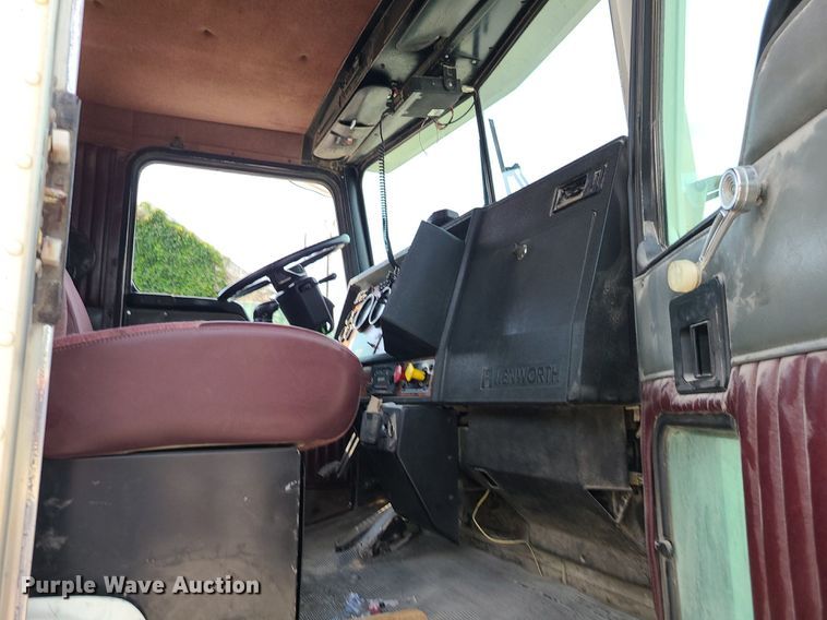 image for item MG9586 1999 Kenworth T800  semi truck