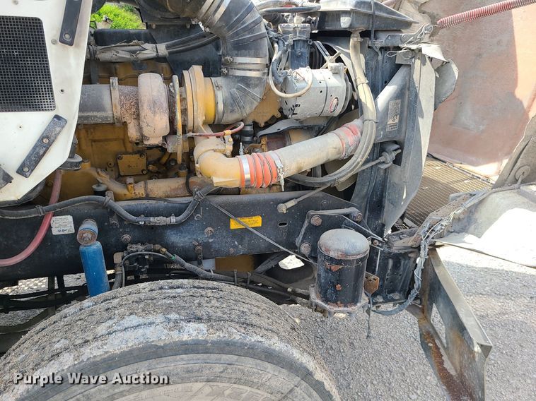 image for item MG9586 1999 Kenworth T800  semi truck