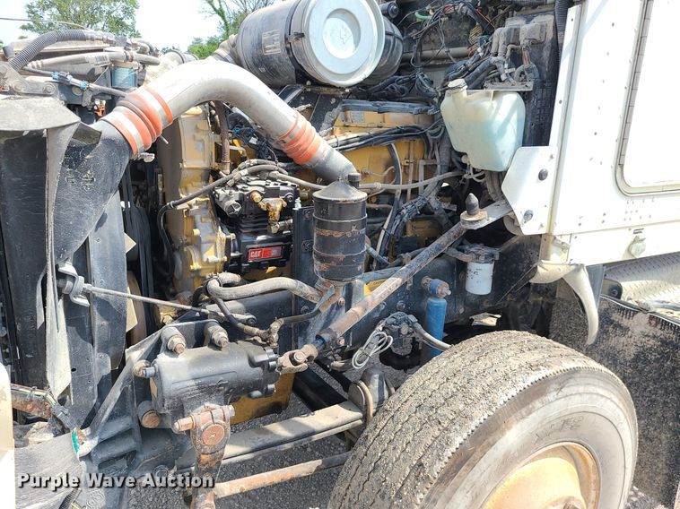 image for item MG9586 1999 Kenworth T800  semi truck