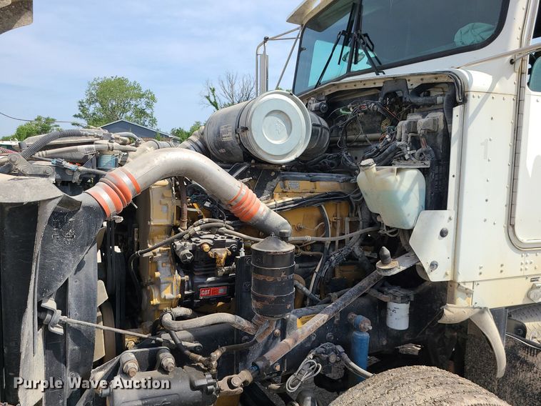 image for item MG9586 1999 Kenworth T800  semi truck