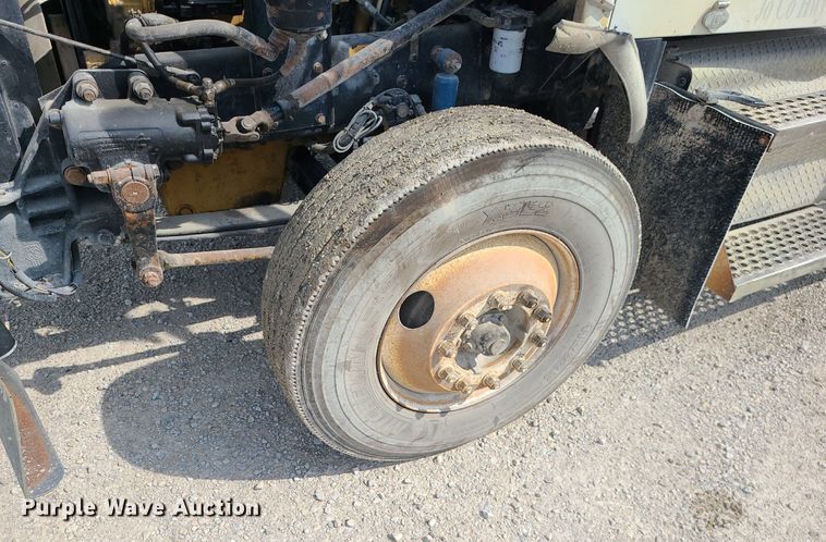 image for item MG9586 1999 Kenworth T800  semi truck