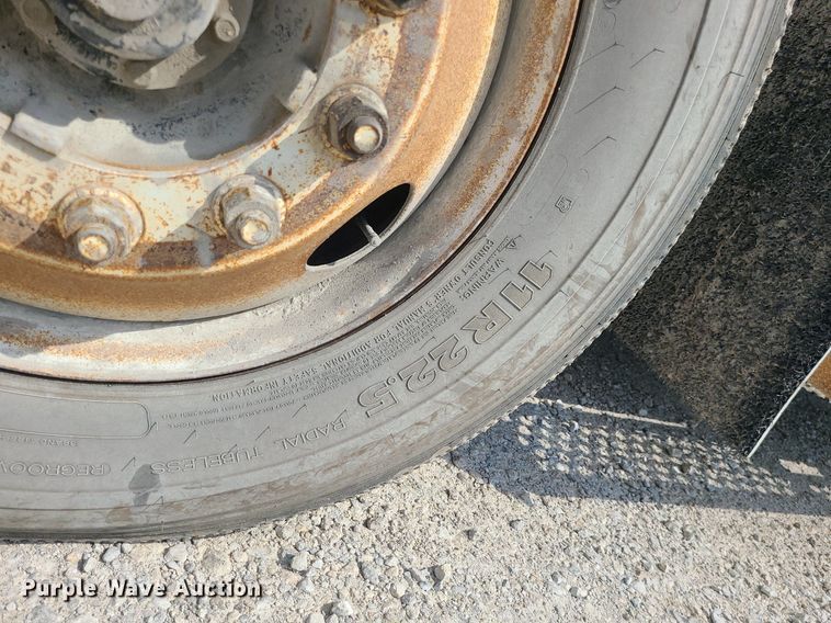 image for item MG9586 1999 Kenworth T800  semi truck