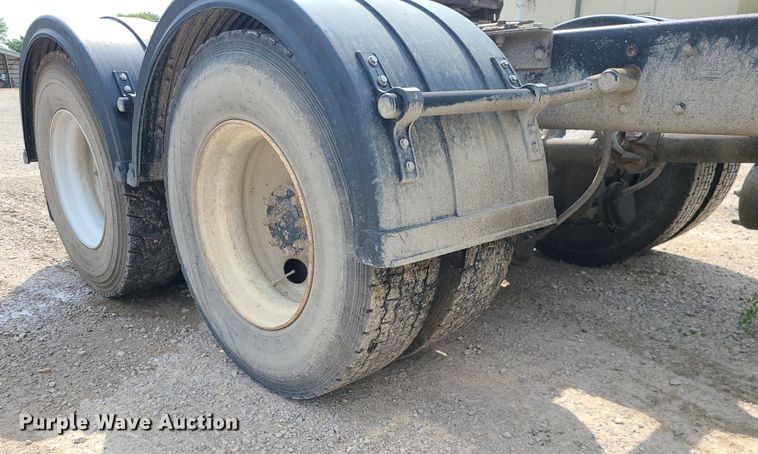 image for item MG9586 1999 Kenworth T800  semi truck