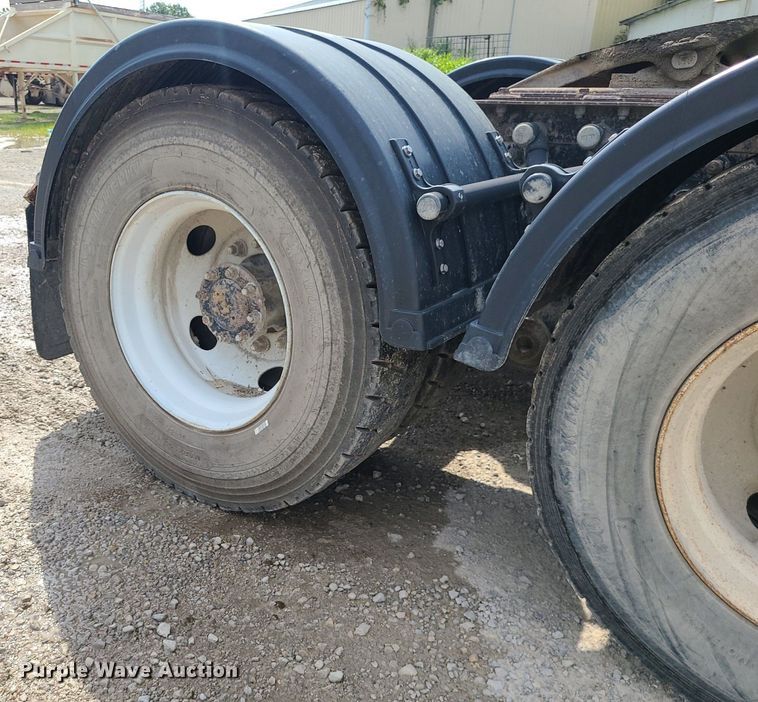 image for item MG9586 1999 Kenworth T800  semi truck