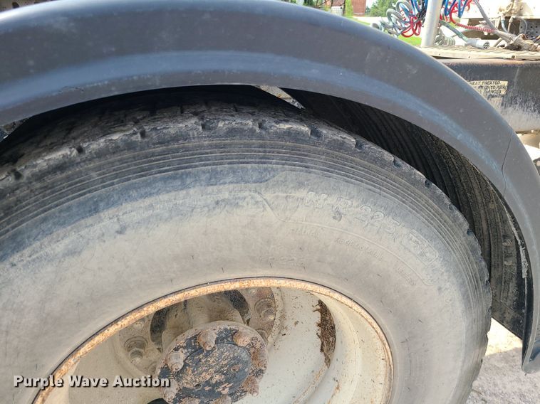 image for item MG9586 1999 Kenworth T800  semi truck