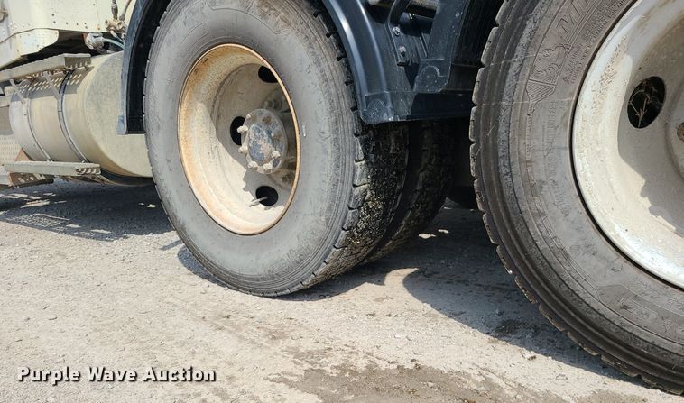 image for item MG9586 1999 Kenworth T800  semi truck