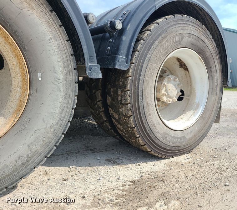 image for item MG9586 1999 Kenworth T800  semi truck