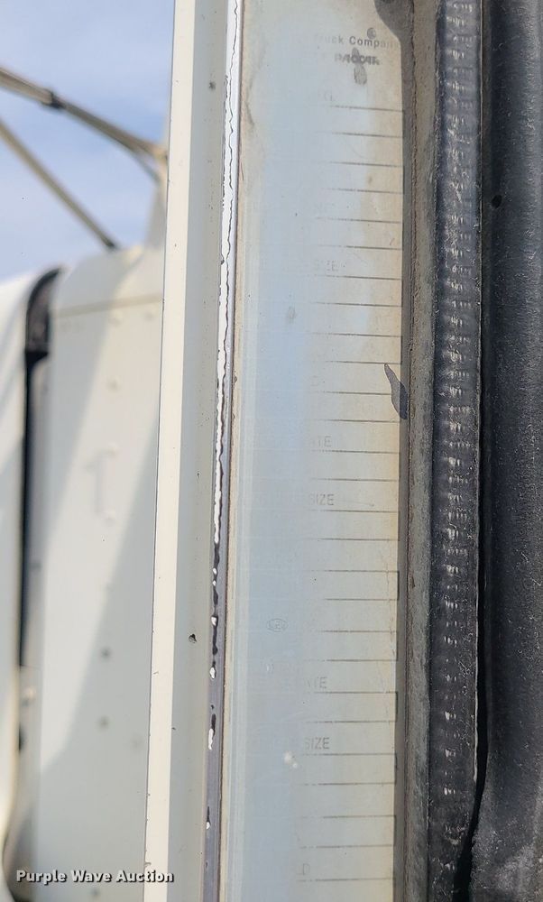 image for item MG9586 1999 Kenworth T800  semi truck