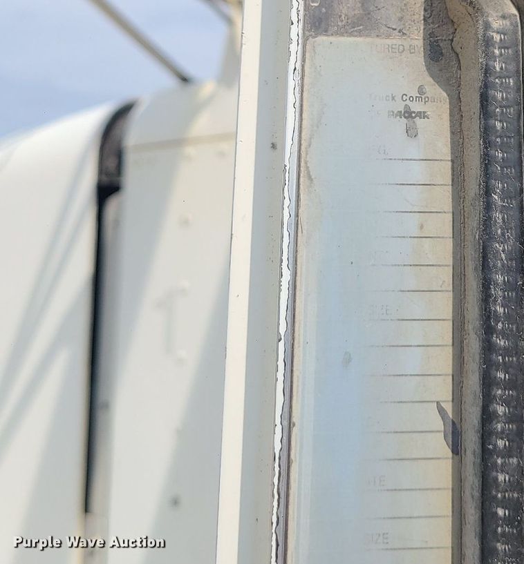 image for item MG9586 1999 Kenworth T800  semi truck