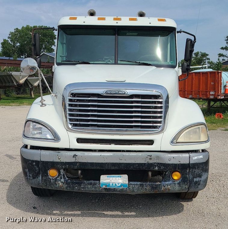 image for item MG9587 2003 Freightliner Columbia  semi truck