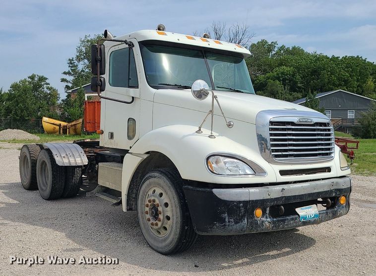 image for item MG9587 2003 Freightliner Columbia  semi truck