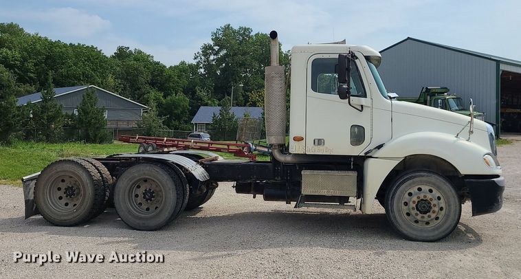 image for item MG9587 2003 Freightliner Columbia  semi truck