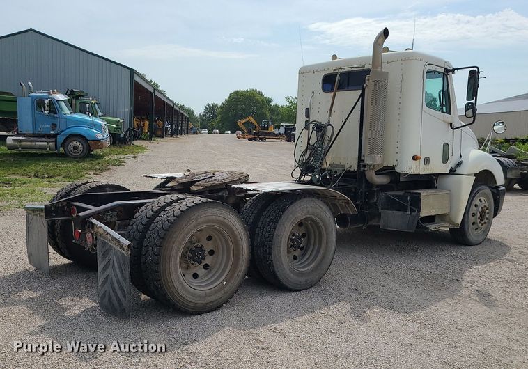 image for item MG9587 2003 Freightliner Columbia  semi truck