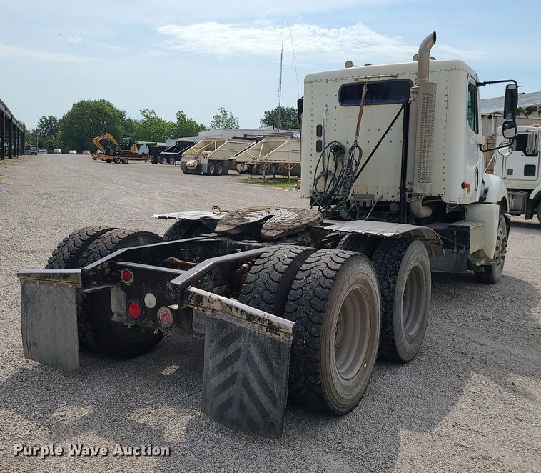 image for item MG9587 2003 Freightliner Columbia  semi truck