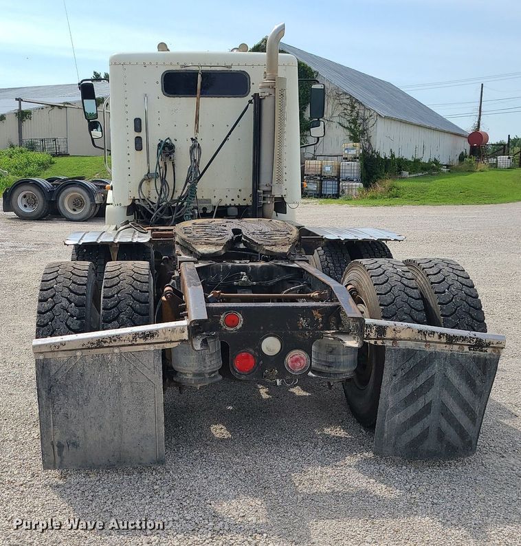 image for item MG9587 2003 Freightliner Columbia  semi truck