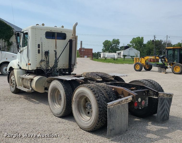 image for item MG9587 2003 Freightliner Columbia  semi truck