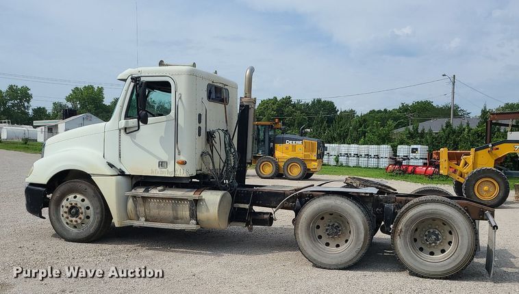 image for item MG9587 2003 Freightliner Columbia  semi truck