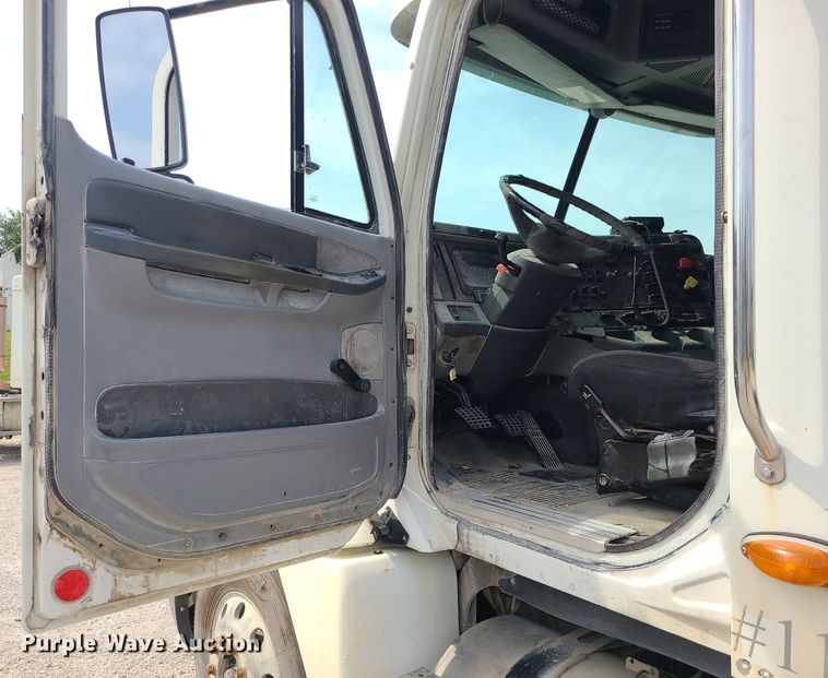 image for item MG9587 2003 Freightliner Columbia  semi truck