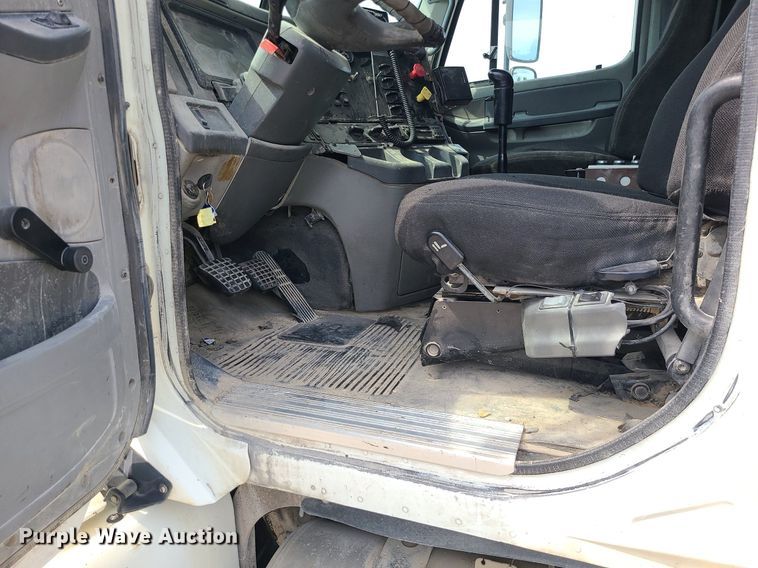 image for item MG9587 2003 Freightliner Columbia  semi truck